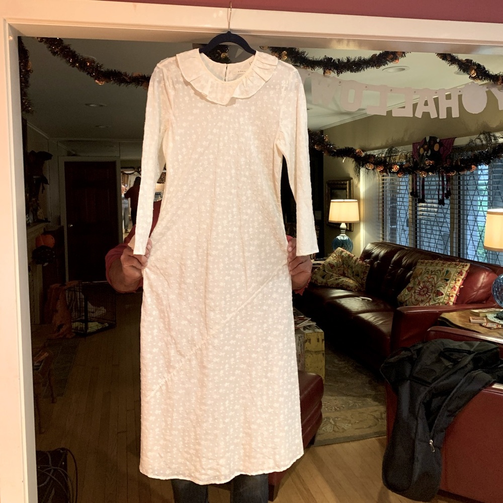Doen brand NEW w/o tags. Sz M, full length w/long sleeve, ivory cotton.